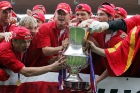 Pudil (uprostřed) se raduje z titulu. Slavii však opouští